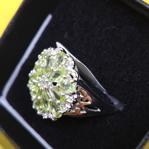 Peridot cluster ring - Picture 3 of 3